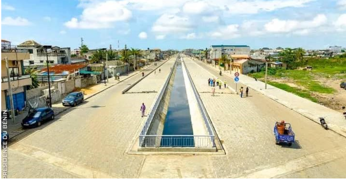 Patrice Talon visitant un chantier routier au Bénin