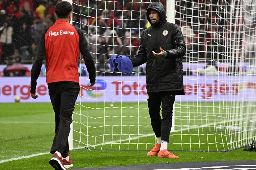 Yéhvann Diouf protégeant la serviette d'Édouard Mendy lors de la finale de la CAN