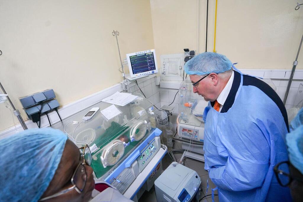 Le directeur exécutif adjoint de l'UNFPA observe un incubateur dans une maternité du Tchad