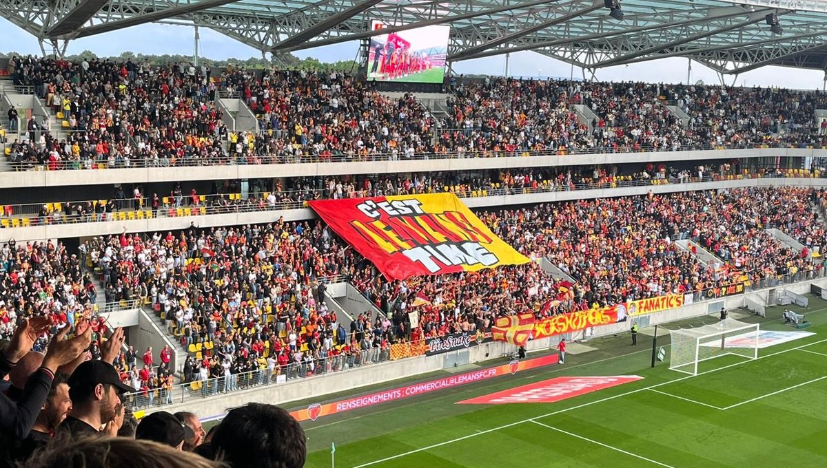 Ambiance au stade Marie Marvingt lors de la célébration de la montée du Mans FC