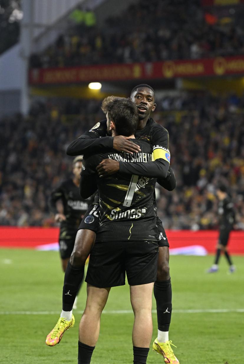 La joie partagée d'Ousmane Dembélé et Khvitcha Kvaratskhelia après le but parisien à Lens.