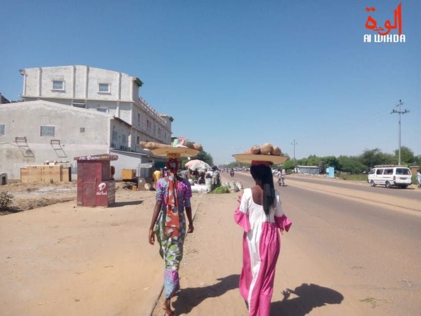 Vendeuse ambulante au Tchad avec enfant