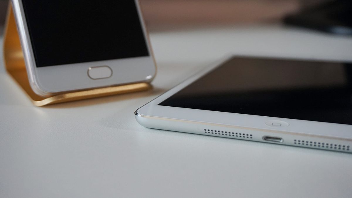 Jeune tchadien utilisant un smartphone pour des Paris en ligne