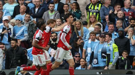Noni Madueke, Martin Odegaard et Kai Havertz célèbrent leur but face à Manchester City