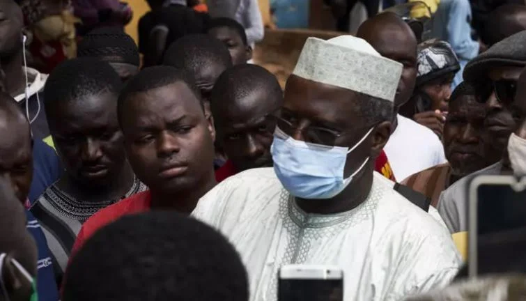 Portrait sombre illustrant les tensions politiques au Mali
