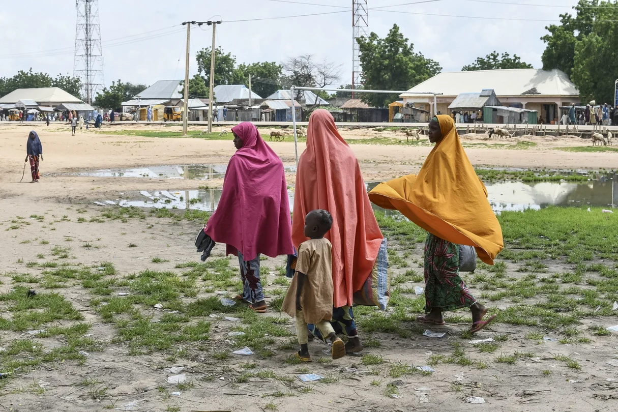 Des survivants et des proches des victimes d'une attaque attribuée à Boko Haram défilent à Babban Gide. Au moins quatre-vingt-un personnes ont perdu la vie et plusieurs restent portées disparues après une attaque perpétrée par des djihadistes présumés dans l'État de Yobe, situé au nord-est du Nigeria.