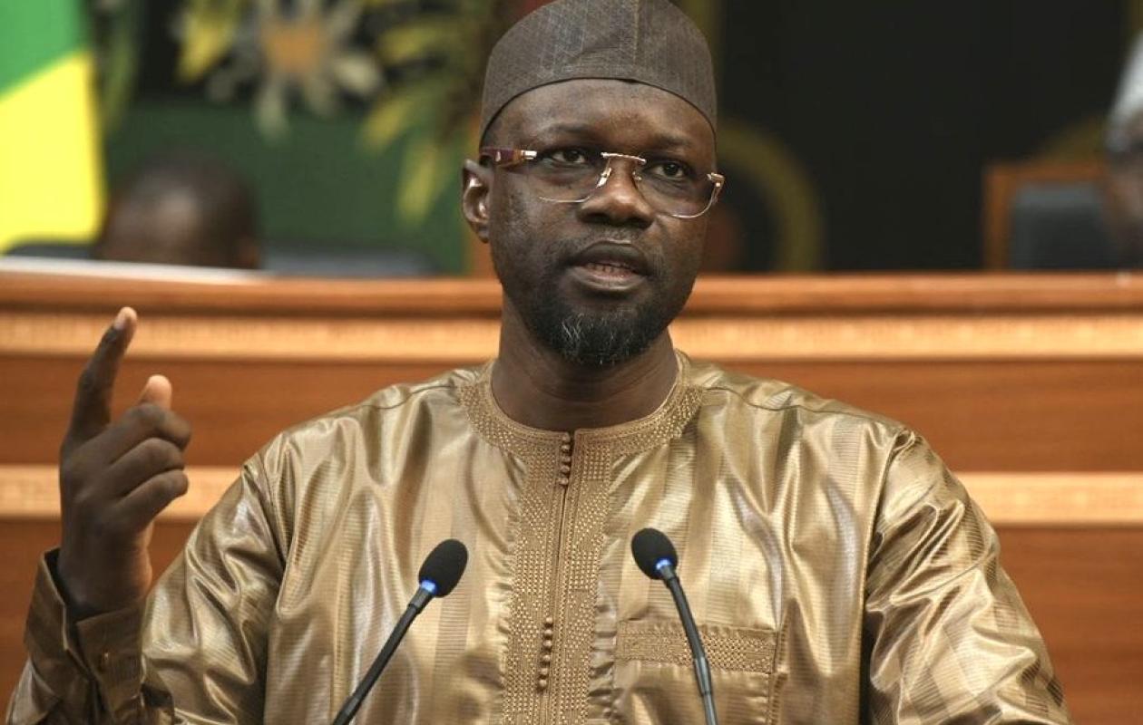 Ousmane Sonko en discussion avec des députés à l'Assemblée nationale du Sénégal