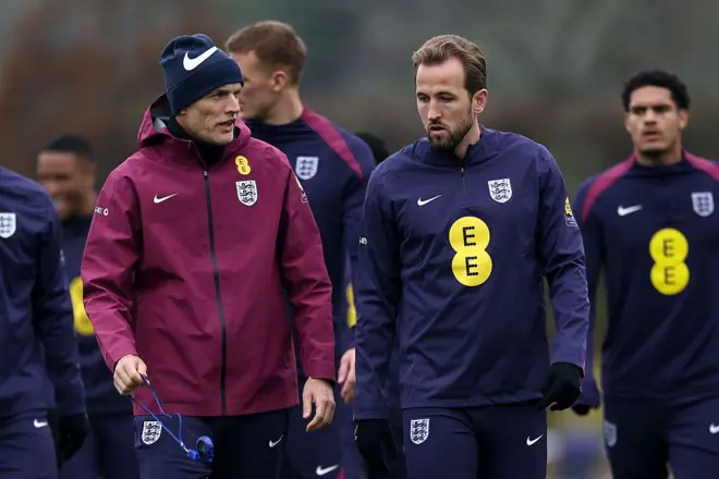 Thomas Tuchel, sélectionneur de l'Angleterre, s'entretient avec Harry Kane lors d'une séance d'entraînement au centre d'entraînement de Tottenham Hotspur le 15 novembre 2025 à Enfield, en Angleterre. 