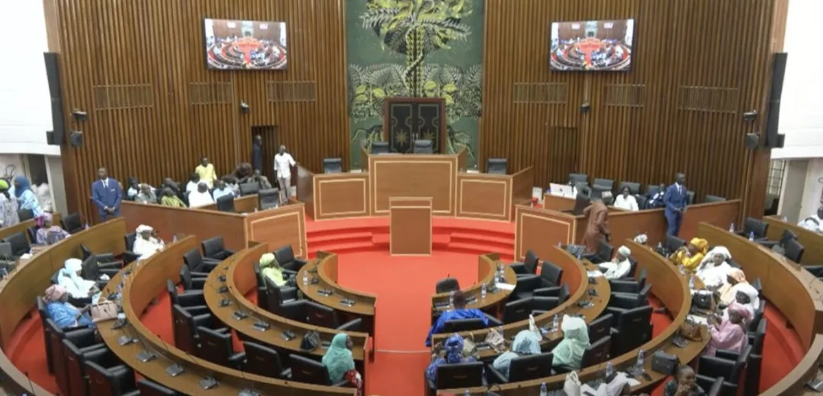 Ousmane Sonko lors d'un discours devant les médias