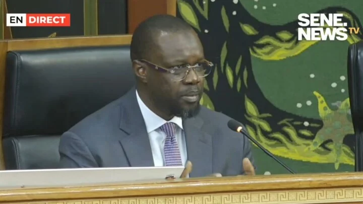 Portrait d'Ousmane Sonko lors d'un discours politique Ousmane Sonko en discussion politique