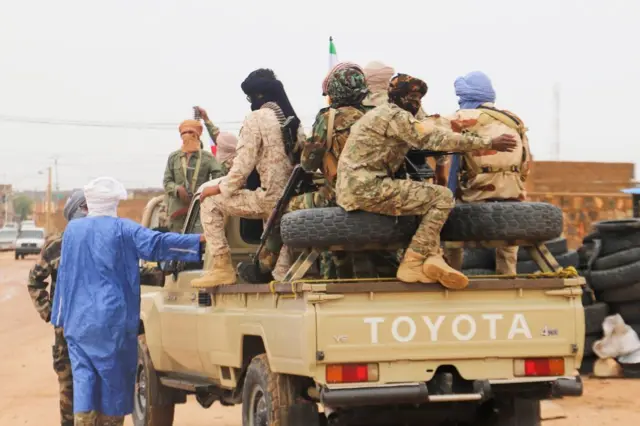 Des combattants de la Coordination des mouvements de l'Azawad (CMA) patrouillent dans la ville lors du Congrès pour la fusion des mouvements à Kidal