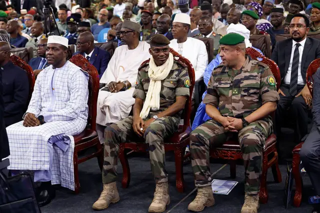 Le Premier ministre malien Abdoulaye Maïga et le ministre de la Défense Sadio Camara assistent à un événement officiel à Bamako