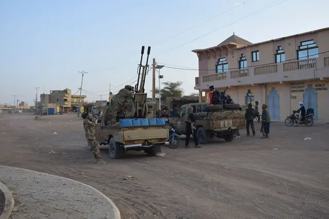Des rebelles touaregs du Front de libération de l'Azawad (FLA) circulent à l'arrière de pick-ups à Kidal