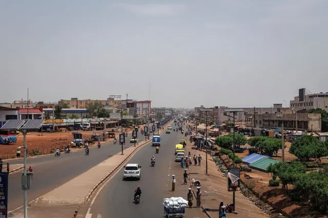 Vue générale de la circulation sur une route principale de Bamako