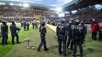 Des CRS sur la pelouse du stade de la Beaujoire, le 17 mai 2026 lors du match de Ligue 1 entre Nantes et Toulouse. (SEBASTIEN SALOM-GOMIS / AFP)