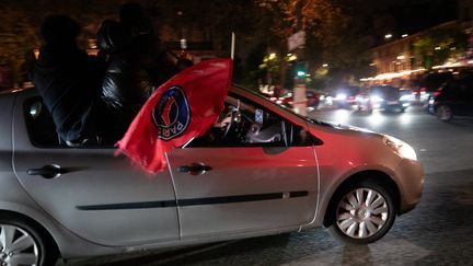 supporters parisiens célébrant la finale de la ligue des champions