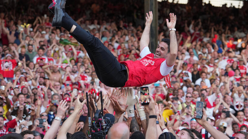 Mikel Arteta, entraîneur d’Arsenal, célébré par ses joueurs après le titre de champion de Premier League face à Crystal Palace en mai 2026