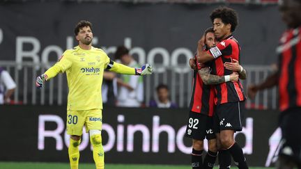 La joie des Niçois Jonathan Clauss et Dante après l'ouverture du score