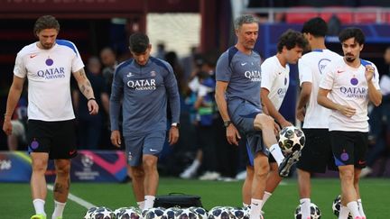 Luis Enrique entouré des joueurs du PSG la veille de la finale de Ligue des champions à la Puskas Arena de Budapest