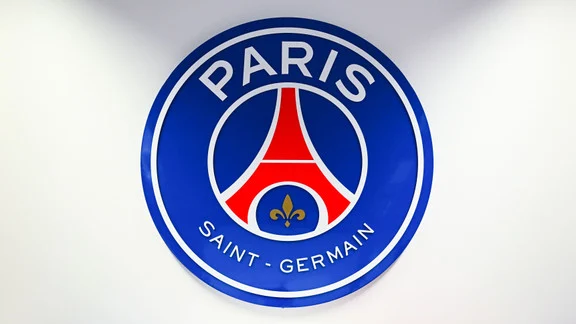 Logo du Paris Saint-Germain (PSG) sur fond bleu et rouge