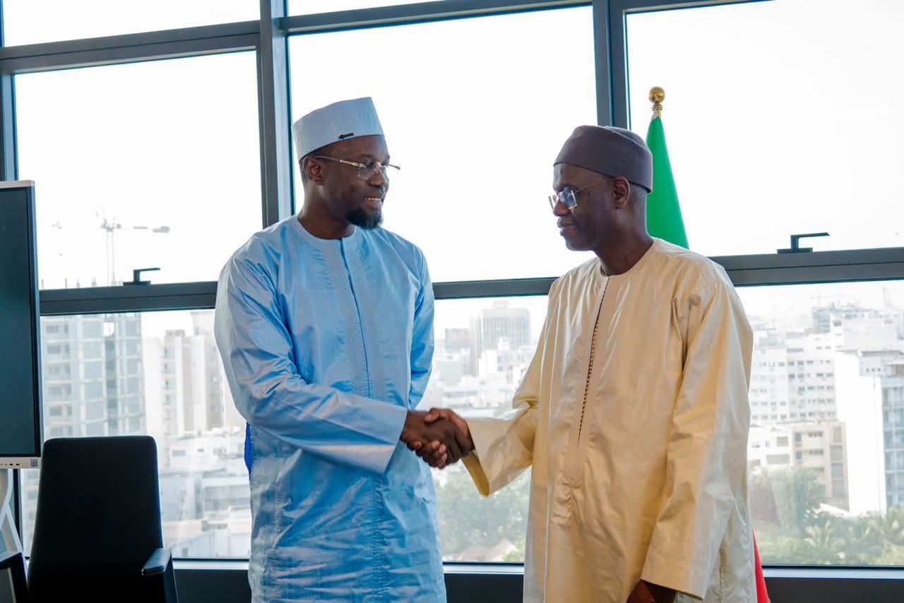 passation de service à la primature entre Al Aminou Lo et Ousmane Sonko