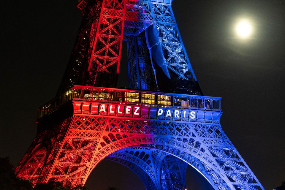 La Tour Eiffel s'illumine aux couleurs des deux équipes avant la finale