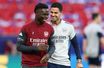 Bukayo Saka et le manager d'Arsenal Mikel Arteta lors de l'entraînement