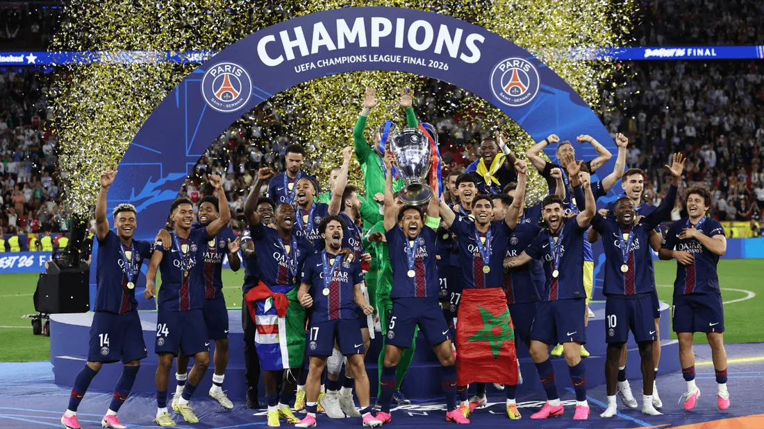 Les joueurs du PSG célèbrent leur deuxième titre consécutif en Ligue des Champions en brandissant la Coupe aux grandes oreilles.