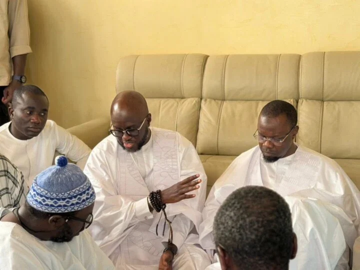 L’émotion d’Ousmane Sonko lors de son hommage à Touba Touba : Le dernier adieu de Ousmane Sonko à « son père », Serigne Cheikh Saliou Mbacké (photos)