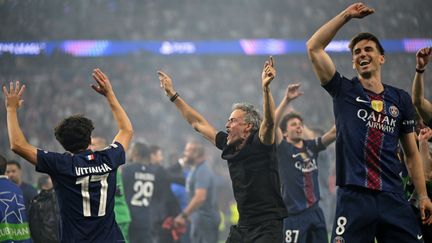 L'entraîneur du PSG Luis Enrique célèbre avec ses joueurs, après la victoire contre Arsenal en finale de la Ligue des champions, le 30 mai 2026 à Budapest.