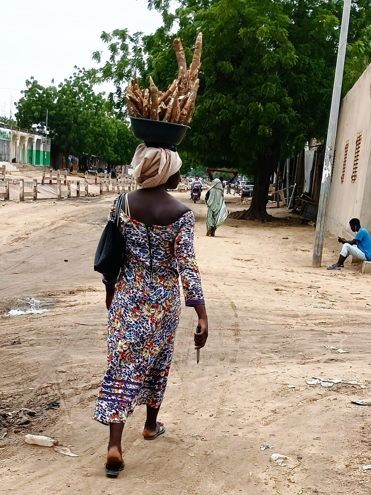 Léa, élève à N’Djamena, transporte du manioc pendant ses vacances pour financer ses études