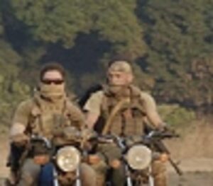 Mercenaires russes à moto dans une ville d'Afrique centrale