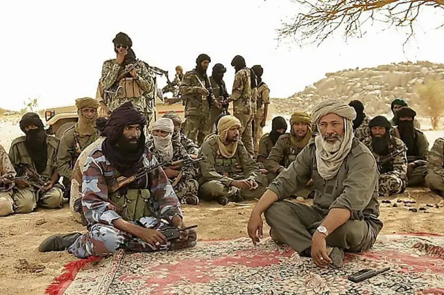 Combattants touaregs et arabes dans une zone désertique