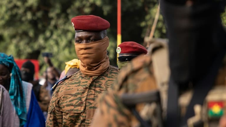 Le président de transition du Burkina Faso, Ibrahim Traoré, lors d'un discours à Ouagadougou
