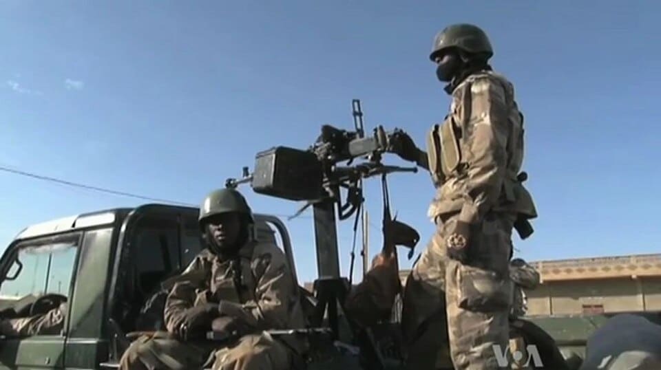 Soldats de l'armée malienne en patrouille dans la région de Gao