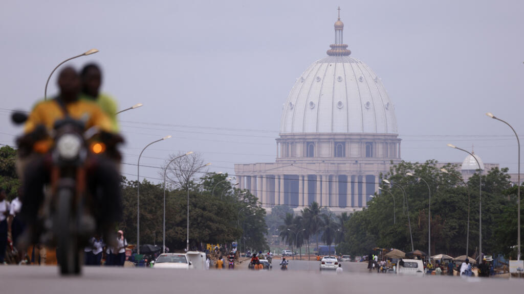 vue aérienne de la basilique notre-dame de la paix à yamoussoukro, symbole de la capitale ivoirienne