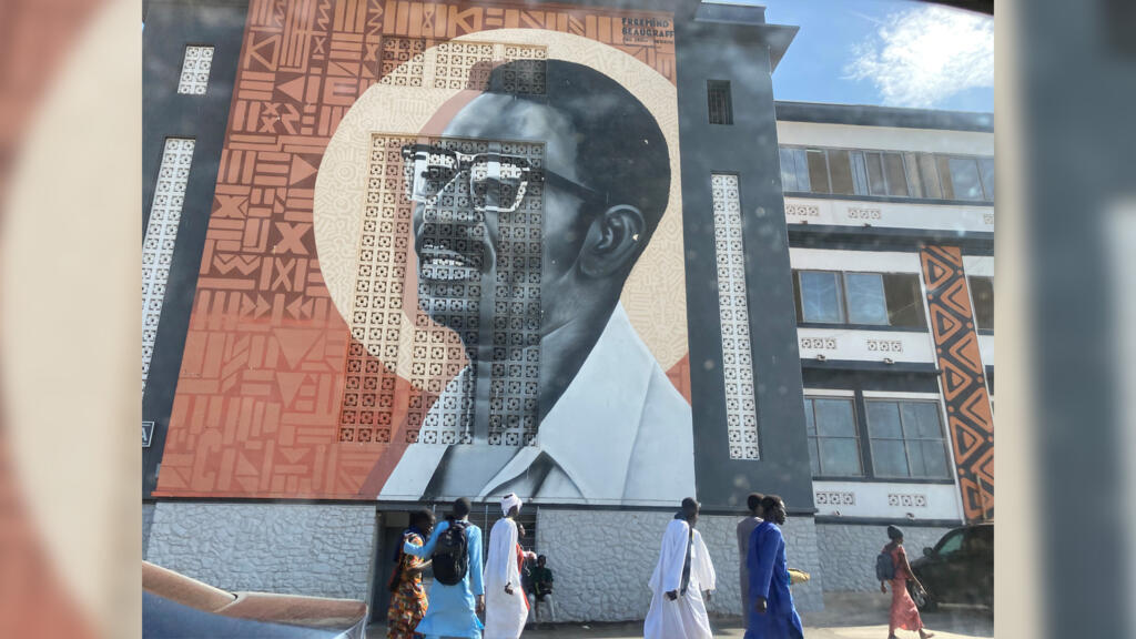 Fresque murale à l'entrée du campus représentant Cheikh Anta Diop, figure emblématique de l'université de Dakar.