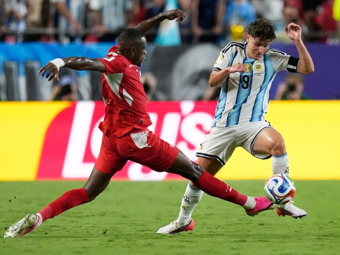 Julian Alvarez célébrant son but en prolongation pour l'Argentine contre la Suisse.