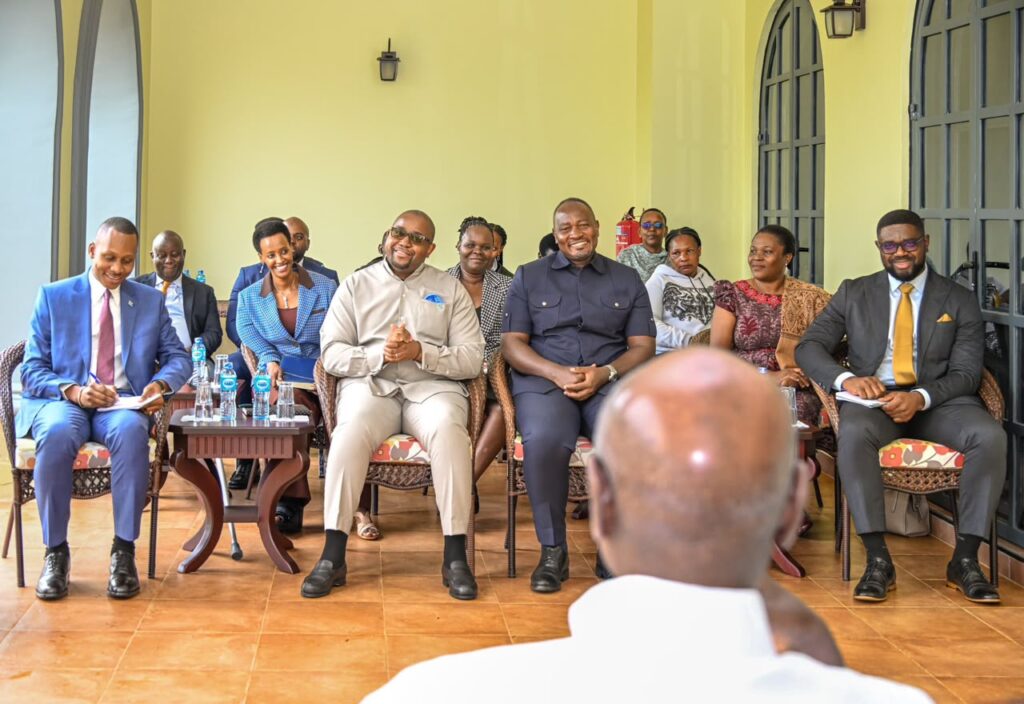 Rencontre entre Floribert Anzuluni Isiloketshi et Yoweri Museveni à Kisozi