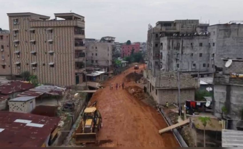 travaux d'assainissement à la Baie des Cochons à Libreville