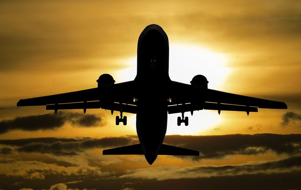 Avion en vol symbolisant la future ligne aérienne directe entre le Tchad et la Libye