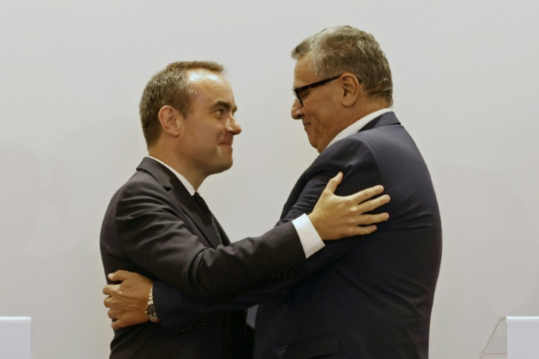 Le Premier ministre français Sébastien Lecornu (g) et son homologue marocain Aziz Akhannouch se donne une accolade à l'issue d'une conférence de presse au ministère des Affaires étrangères à Rabat, le 16 juillet 2026 au Maroc ( AFP / Abdel Majid BZIOUAT )