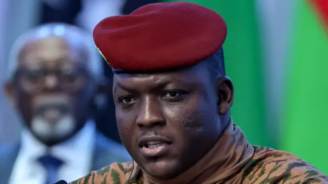 Portrait du capitaine Ibrahim Traoré en tenue militaire beige avec béret rouge