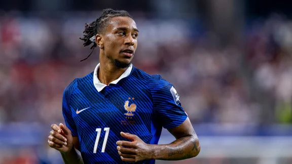 Michael Olise en action avec le maillot du Bayern Munich