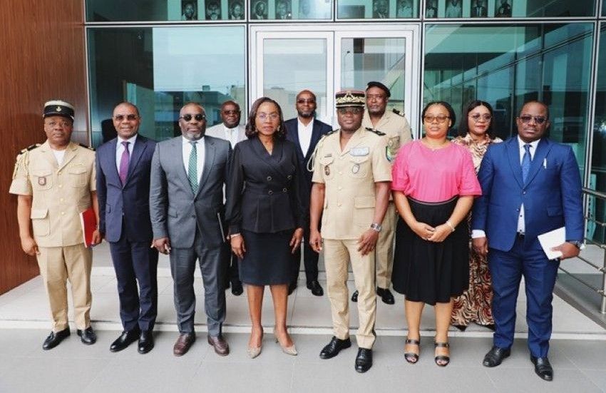 Équipe de travail réunie autour de la modernisation fiscale et douanière au Gabon