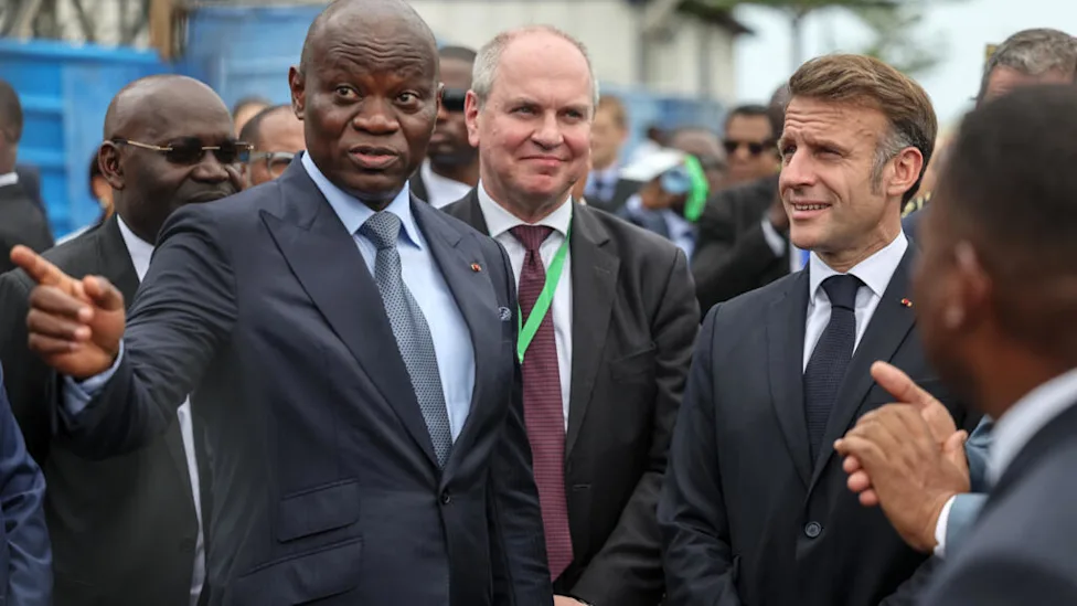 Président gabonais Brice Oligui Nguema en discussion avec des autorités françaises