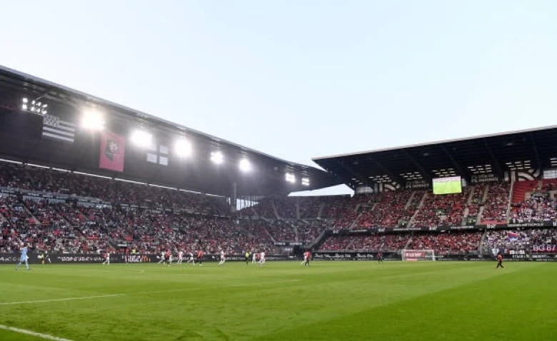 Un latéral droit américain en action avec le Stade Rennais