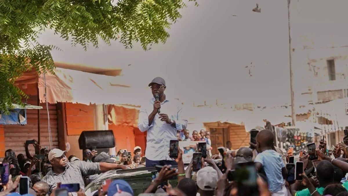 Ousmane Sonko à Bargny pour mobiliser ses partisans Ousmane Sonko s'adresse aux militants de Pastef à Bargny lors du lancement de la campagne de vente des cartes de membre