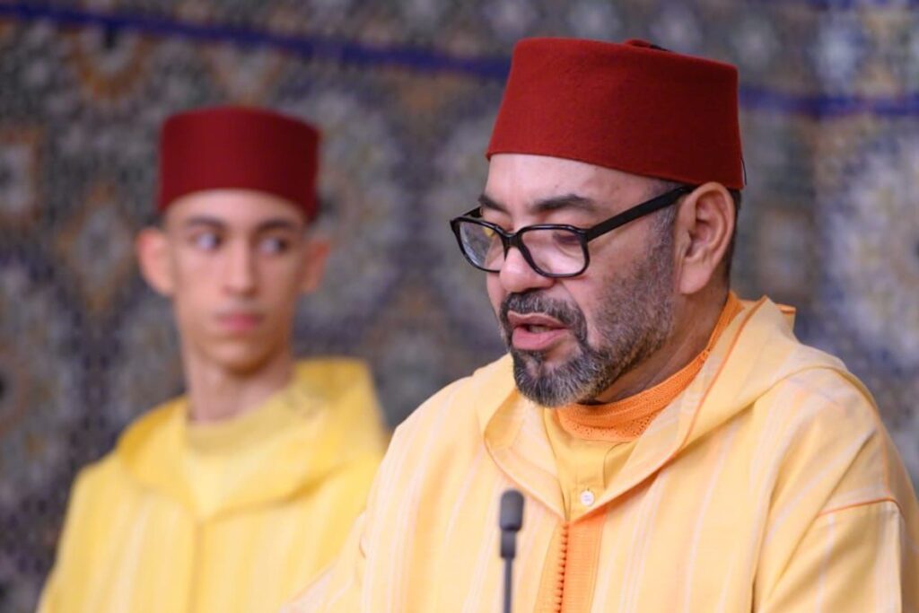 Sa Majesté le Roi Mohammed VI et son fils le Prince Moulay Hassan lors d’une cérémonie officielle