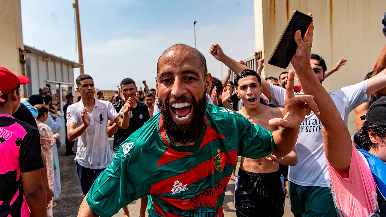 Des migrants se pressent vers l'enclave espagnole de Ceuta depuis le Maroc, le 30 juillet 2026. (Photo AP/Antonio Sempere)